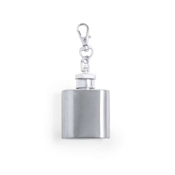 Práctico llavero petaca fabricado en acero inox, de 30 ml de capacidad. Tapón con cierre de seguridad a rosca y mosquetón giratorio. Presentado en caja de diseño kraft.