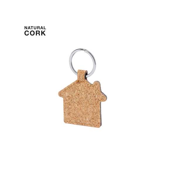 Llavero en forma de casa fabricado en corcho natural. Con amplia superficie de marcaje y presentado individualmente en bolsa reciclada. Elaborado con elementos vegetales para así fomentar la utilización de materias primas naturales y reducir las emisiones contaminantes.