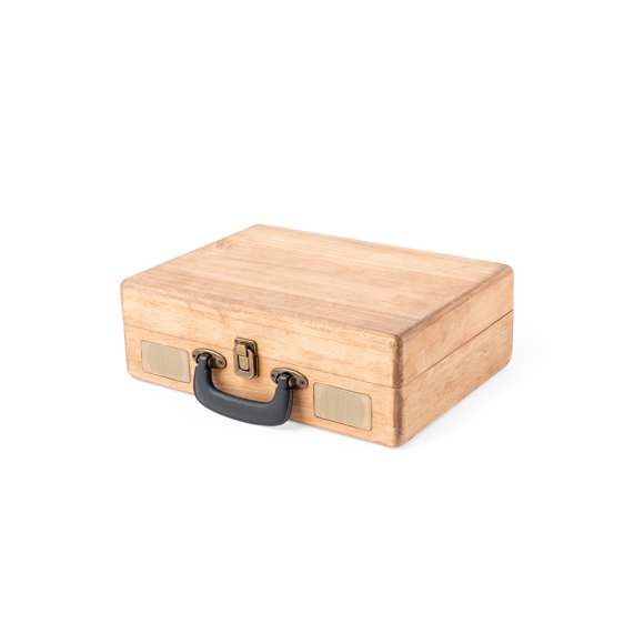 Tocadiscos portátil presentado en un maletín fabricado en madera natural, con cierre de seguridad y asa de transporte. Compatible con discos de 33, 45 y 78 RPM y con adaptador central para singles de 7”. Brazo recto, con función de recogida automática cuando llega al final de cada cara del disco y funda protectora para la aguja cuando no se está usando. Conexión por Bluetooth@ y altavoces estéreo integrados de 3W de potencia, con función reproductor para conectar una memoria USB. Además, ofrece la posibilidad de digitalizar los discos de vinilo de manera sencilla. Salida estéreo RCA para conectar a dispositivos de sonido externos y botón ON/OFF con control de volumen. Incluye una batería interna de 1.200 mAh, pudiendo usarse en cualquier lugar sin necesidad de conectarlo a la red (cable de carga incluido). Viene en caja individual de diseño kraft, con manual de instrucciones en español e inglés.