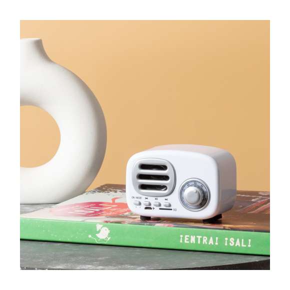 Compacto altavoz con estilo vintage en forma de radio de época y 3W de potencia. Con conexión Bluetooth para disfrutar de la libertad inalámbrica, reproduciendo la música y aportando estilo al mismo tiempo. Con indicadores luminosos, ranura para tarjetas Micro SD de hasta 64 GB y batería de 500 mAh. Presentado en atractiva caja de diseño kraft, con manual de instrucciones en español e inglés.