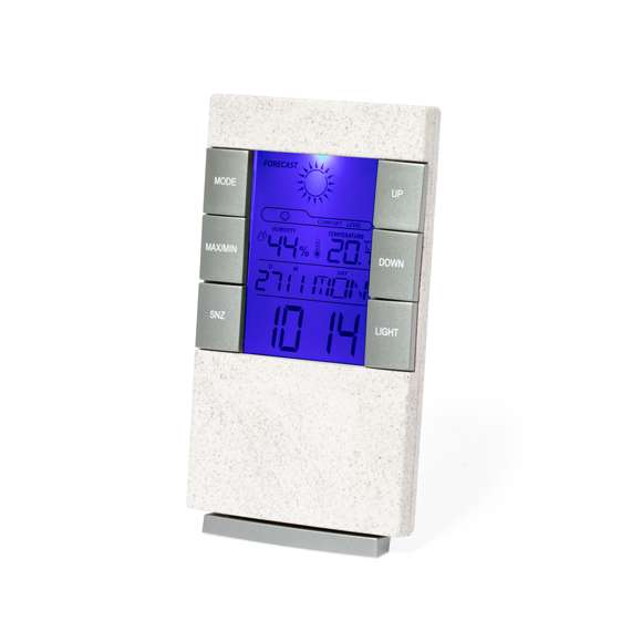 Estación meteorológica fabricada en caña de trigo, con termómetro e higrómetro. Función de hora, calendario, alarma y día de la semana, fácilmente visibles en la pantalla retroiluminada. Con base soporte y enganche para colgarlo. Alimentación a pilas (2xAAA no incluidas) y presentada en atractiva caja de diseño kraft. Disponible manual de instrucciones en español e inglés.La caña de trigo fomenta la utilización de materias primas naturales, reduciendo así las emisiones contaminantes.