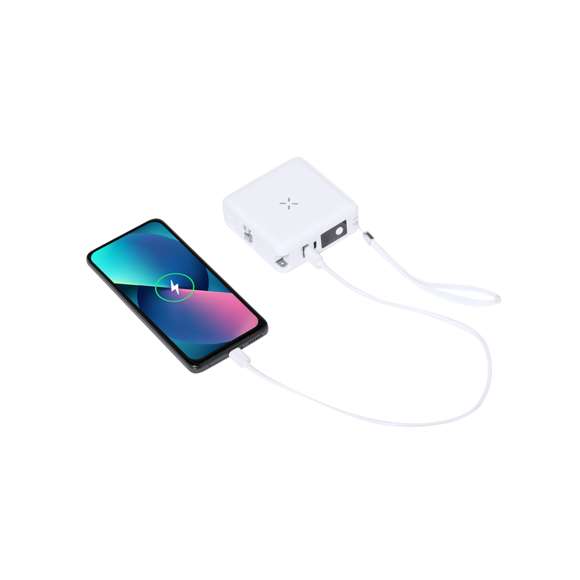 Adaptador viaje inalámbrico, multifunción y multisalida con powerbank integrado de 10.000 mAh de capacidad de carga. De elegante diseño en color blanco y amplia superficie de marcaje. Función de carga inalámbrica con tecnología magsafe, conexión dual de entrada y salida de corriente Tipo C y salidas USB. Con dos cables de salida integrados con conectores Tipo C y 2 en 1 (Micro USB y Lightning). Simultaneidad de uso para todas las funciones, con adaptadores de enchufe de pared para USA, Europa, Asia, Reino Unido y Australia. Presentado en atractiva caja de diseño kraft. Disponible manual de instrucciones en español e inglés.Las capacidades mostradas en todas nuestras baterías auxiliares externas son reales, incorporando todas ellas baterías de grado A y no recicladas, con una vida útil de al menos 500 ciclos de carga y según normativa CE.Además, están fabricadas conforme a los estándares RoHS y en cumplimiento con los siguientes requisitos de seguridad:Sistema de protección contra sobrecarga del power bank.Sistema de protección contra descarga completa que proporciona una mayor durabilidad del power bank.Sistema de bloqueo para evitar cortocircuitos.Sistema de transferencia de carga constante, acorde con la capacidad del dispositivo de destino.