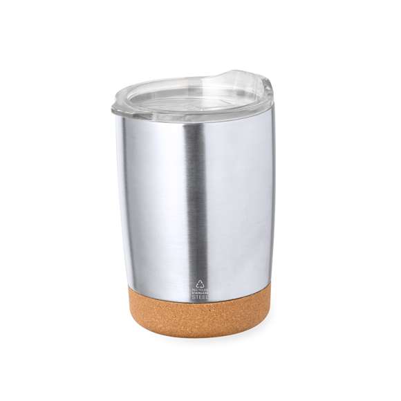 Vaso fabricado en acero inox reciclado en 350 ml de capacidad. Combinación de base en corcho natural con cuerpo en acero inox reciclado de acabado plata. Con doble pared para mejor y más duradera conservación de la temperatura. Original tapón dosificador transparente de fácil apertura, y logotipo Acero Inox Reciclado. Es ideal para tener en tu escritorio, mesa o en cualquier superficie donde disfrutar tranquilamente de tu bebida favorita.El acero es uno de los materiales más demandados y que puede encontrarse casi en todas partes, desde productos de uso diario a grandes construcciones. Con innumerables propiedades, entre las que cabe destacar la durabilidad y su alto grado de reutilización, convirtiéndolo en una alternativa muy valorada en soluciones de sostenibilidad. Debidamente tratado, permite obtener nuevos recursos de infinita utilización.