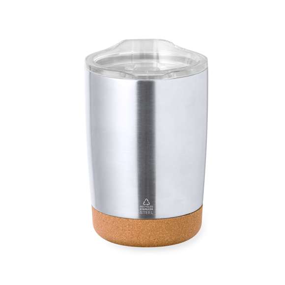 Vaso fabricado en acero inox reciclado en 350 ml de capacidad. Combinación de base en corcho natural con cuerpo en acero inox reciclado de acabado plata. Con doble pared para mejor y más duradera conservación de la temperatura. Original tapón dosificador transparente de fácil apertura, y logotipo Acero Inox Reciclado. Es ideal para tener en tu escritorio, mesa o en cualquier superficie donde disfrutar tranquilamente de tu bebida favorita.El acero es uno de los materiales más demandados y que puede encontrarse casi en todas partes, desde productos de uso diario a grandes construcciones. Con innumerables propiedades, entre las que cabe destacar la durabilidad y su alto grado de reutilización, convirtiéndolo en una alternativa muy valorada en soluciones de sostenibilidad. Debidamente tratado, permite obtener nuevos recursos de infinita utilización.