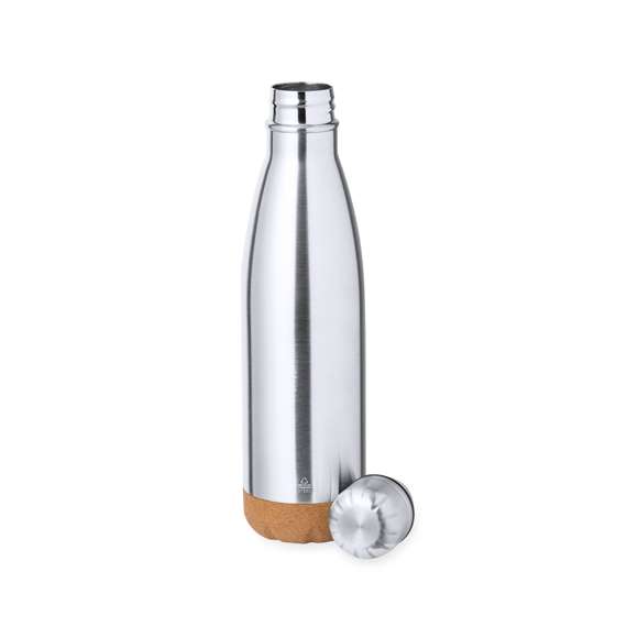 Bidón térmico de doble capa en Acero Inox Reciclado en 500 ml de capacidad. De acabado plata, con tapón a rosca a juego y base en corcho natural. Con logotipo Acero Inox Reciclado, libre de BPA y presentado en caja individual de diseño kraft.El acero es uno de los materiales más demandados y que puede encontrarse casi en todas partes, desde productos de uso diario a grandes construcciones. Con innumerables propiedades, entre las que cabe destacar la durabilidad y su alto grado de reutilización, convirtiéndolo en una alternativa muy valorada en soluciones de sostenibilidad. Debidamente tratado, permite obtener nuevos recursos de infinita utilización.