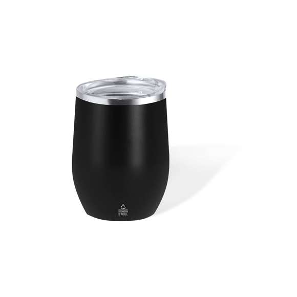 Vaso térmico fabricado en acero inox reciclado, con doble pared y 340 ml de capacidad. Incluye tapa transparente con cierre a presión y dosificador. Es ideal para tener en tu escritorio, mesa o en cualquier superficie donde disfrutar tranquilamente de tu bebida favorita. Con logotipo Acero Inox Reciclado. El acero es uno de los materiales más demandados y que puede encontrarse casi en todas partes, desde productos de uso diario a grandes construcciones. Con innumerables propiedades, entre las que cabe destacar la durabilidad y su alto grado de reutilización, convirtiéndolo en una alternativa muy valorada en soluciones de sostenibilidad. Debidamente tratado, permite obtener nuevos recursos de infinita utilización.