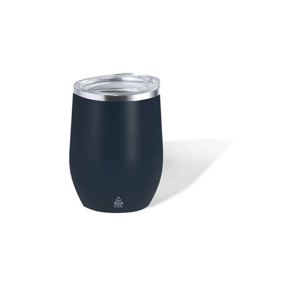 Vaso térmico fabricado en acero inox reciclado, con doble pared y 340 ml de capacidad. Incluye tapa transparente con cierre a presión y dosificador. Es ideal para tener en tu escritorio, mesa o en cualquier superficie donde disfrutar tranquilamente de tu bebida favorita. Con logotipo Acero Inox Reciclado. El acero es uno de los materiales más demandados y que puede encontrarse casi en todas partes, desde productos de uso diario a grandes construcciones. Con innumerables propiedades, entre las que cabe destacar la durabilidad y su alto grado de reutilización, convirtiéndolo en una alternativa muy valorada en soluciones de sostenibilidad. Debidamente tratado, permite obtener nuevos recursos de infinita utilización.