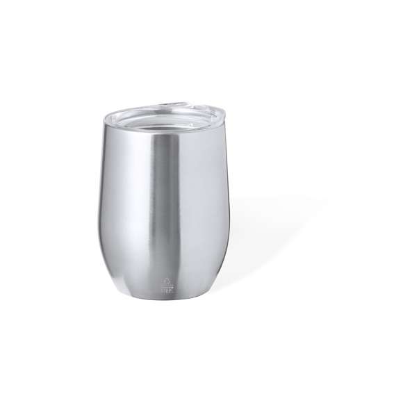 Vaso térmico fabricado en acero inox reciclado, con doble pared y 340 ml de capacidad. Incluye tapa transparente con cierre a presión y dosificador. Es ideal para tener en tu escritorio, mesa o en cualquier superficie donde disfrutar tranquilamente de tu bebida favorita. Con logotipo Acero Inox Reciclado. El acero es uno de los materiales más demandados y que puede encontrarse casi en todas partes, desde productos de uso diario a grandes construcciones. Con innumerables propiedades, entre las que cabe destacar la durabilidad y su alto grado de reutilización, convirtiéndolo en una alternativa muy valorada en soluciones de sostenibilidad. Debidamente tratado, permite obtener nuevos recursos de infinita utilización.
