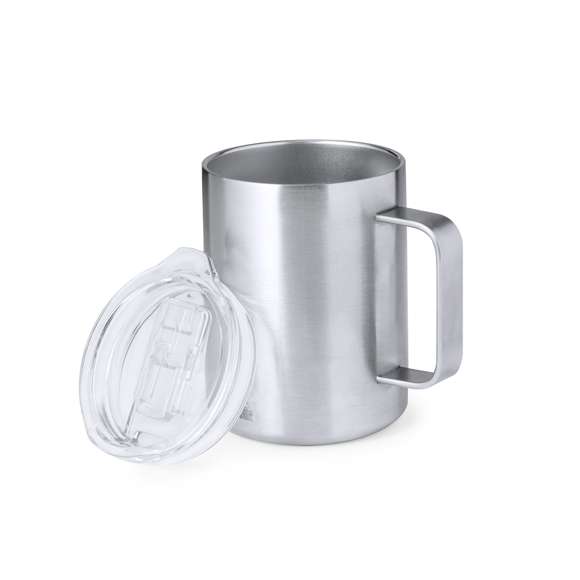 Taza térmica de sobremesa fabricado con acero inox reciclado de doble pared y 370 ml de capacidad. Con dosificador abrefácil en tapa, libre de BPA, y acabado plata. Con logotipo Acero Inox Reciclado. Presentada en caja individual de diseño kraft.El acero es uno de los materiales más demandados y que puede encontrarse casi en todas partes, desde productos de uso diario a grandes construcciones. Con innumerables propiedades, entre las que cabe destacar la durabilidad y su alto grado de reutilización, convirtiéndolo en una alternativa muy valorada en soluciones de sostenibilidad. Debidamente tratado, permite obtener nuevos recursos de infinita utilización.