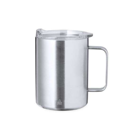 Taza térmica de sobremesa fabricado con acero inox reciclado de doble pared y 370 ml de capacidad. Con dosificador abrefácil en tapa, libre de BPA, y acabado plata. Con logotipo Acero Inox Reciclado. Presentada en caja individual de diseño kraft.El acero es uno de los materiales más demandados y que puede encontrarse casi en todas partes, desde productos de uso diario a grandes construcciones. Con innumerables propiedades, entre las que cabe destacar la durabilidad y su alto grado de reutilización, convirtiéndolo en una alternativa muy valorada en soluciones de sostenibilidad. Debidamente tratado, permite obtener nuevos recursos de infinita utilización.