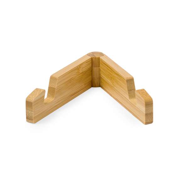 Soporte plegable para dispositivo móvil fabricado en resistente bambú. Con patas ajustables y presentado individualmente en bolsa de papel reciclado. Materiales como el bambú fomentan la utilización de materias primas naturales, reduciendo las emisiones contaminantes. Proviene de una planta de gran resistencia y versatilidad, con crecimiento y regeneración rápidos, siendo una excelente alternativa al uso de madera tradicional.