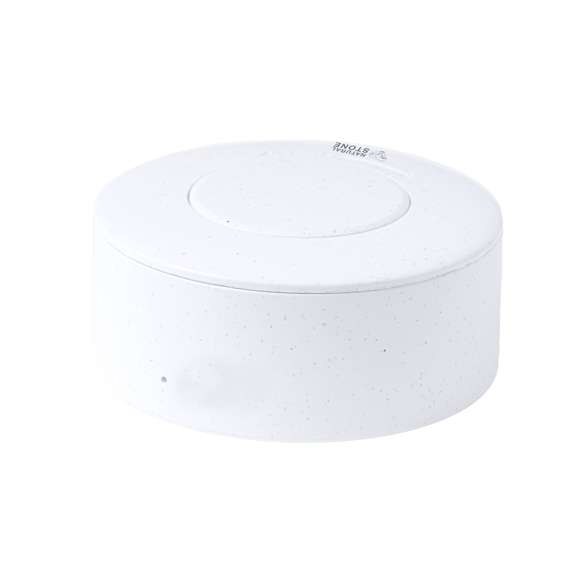 Auriculares intraurales fabricados con extractos de piedra natural en combinación con resistente ABS. Con conexión Bluetooth 5.3 y batería integrada de litio, con 30 mAh en cada auricular. De diseño ergonómico, con botón de control táctil en el auricular y función manos libres. Base de 250 mAh de capacidad e indicador LED de estado de carga, con cable de carga Tipo C incluido. Presentación en caja individual de diseño kraft, con manual de instrucciones en español e inglés.Fabricados con extractos de piedra natural, ayudando a la reducción del uso de plásticos, además de proporcionar un acabado suave y resistente.Las capacidades mostradas en todas nuestras baterías auxiliares externas son reales, incorporando todas ellas baterías de grado A y no recicladas, con una vida útil de al menos 500 ciclos de carga y según normativa CE.Además, están fabricados conforme a los estándares RoHS y en cumplimiento con los siguientes requisitos de seguridad:Sistema de protección contra sobrecarga del power bank.Sistema de protección contra descarga completa que proporciona una mayor durabilidad del power bank.Sistema de bloqueo para evitar cortocircuitos.Sistema de transferencia de carga constante, acorde con la capacidad del dispositivo de destino.