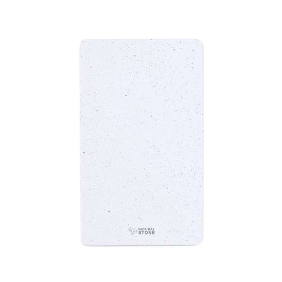 Batería auxiliar externa de 5.000 mAh, fabricada con extractos de piedra natural en combinación con resistente ABS. Con 2 salidas USB, conexión Tipo C dual de entrada y salida, e indicador LED de estado de carga. Cable de carga Tipo C incluido. Presentado en caja individual de diseño kraft, con manual de instrucciones en español e inglés.Entrada/Salida USB C: 5-12V DC 3-1.5V, PD18WSalidas USB: 5-12V DC 3-1.5AFabricada con extractos de piedra natural, ayudando a la reducción del uso de plásticos, además de proporcionar un acabado suave y resistente.Las capacidades mostradas en todas nuestras baterías auxiliares externas son reales, incorporando todas ellas baterías de grado A y no recicladas, con una vida útil de al menos 500 ciclos de carga y según normativa CE.Además, están fabricadas conforme a los estándares RoHS y en cumplimiento con los siguientes requisitos de seguridad:Sistema de protección contra sobrecarga del power bank.Sistema de protección contra descarga completa que proporciona una mayor durabilidad del power bank.Sistema de bloqueo para evitar cortocircuitos.Sistema de transferencia de carga constante, acorde con la capacidad del dispositivo de destino.