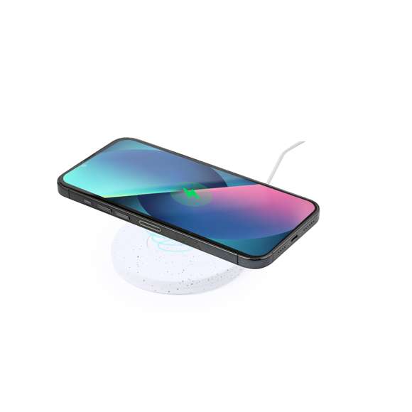 Cargador inalámbrico circular 15W, fabricado a partir de extractos de piedra natural en combinación con resistente ABS. Base antideslizante e indicador LED de estado de carga. Cable Tipo C incluido y compatible con smartphones con tecnología de carga inalámbrica. Presentado en atractiva caja de diseño kraft.Fabricado con extractos de piedra natural, ayudando a la reducción del uso de plásticos, además de proporcionar un acabado suave y resistente.Fabricado conforme a los estándares RoHS y en cumplimiento con los siguientes requisitos de seguridad:Sistema de protección contra sobrecalentamiento.Sistema de protección contra sobrecarga.Sistema de bloqueo para evitar cortocircuitos.