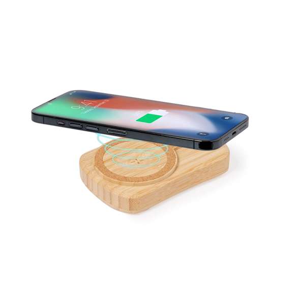 Batería auxiliar externa de recarga solar fabricada en bambú. Con 5.000 mAh de capacidad de cargada y cargador inalámbrico integrado de 15W. Salida y entradas Tipo C -cable incluido-, e indicador de estado de carga. Compatible con dispositivos equipados con tecnología de carga inalámbrica. Con panel solar integrado en un lado del dispositivo y amplia superficie de marcaje. Presentado en atractiva caja de diseño eco. Las capacidades mostradas en todas nuestras baterías auxiliares externas son reales, incorporando todas ellas baterías de grado A y no recicladas, con una vida útil de al menos 500 ciclos de carga y según normativa CE.Además, están fabricadas conforme a los estándares RoHS y en cumplimiento con los siguientes requisitos de seguridad:Sistema de protección contra sobrecarga del power bank.Sistema de protección contra descarga completa que proporciona una mayor durabilidad del power bank.Sistema de bloqueo para evitar cortocircuitos.Sistema de transferencia de carga constante, acorde con la capacidad del dispositivo de destino.