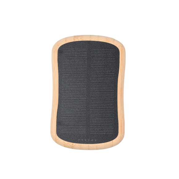 Batería auxiliar externa de recarga solar fabricada en bambú. Con 5.000 mAh de capacidad de cargada y cargador inalámbrico integrado de 15W. Salida y entradas Tipo C -cable incluido-, e indicador de estado de carga. Compatible con dispositivos equipados con tecnología de carga inalámbrica. Con panel solar integrado en un lado del dispositivo y amplia superficie de marcaje. Presentado en atractiva caja de diseño eco. Las capacidades mostradas en todas nuestras baterías auxiliares externas son reales, incorporando todas ellas baterías de grado A y no recicladas, con una vida útil de al menos 500 ciclos de carga y según normativa CE.Además, están fabricadas conforme a los estándares RoHS y en cumplimiento con los siguientes requisitos de seguridad:Sistema de protección contra sobrecarga del power bank.Sistema de protección contra descarga completa que proporciona una mayor durabilidad del power bank.Sistema de bloqueo para evitar cortocircuitos.Sistema de transferencia de carga constante, acorde con la capacidad del dispositivo de destino.