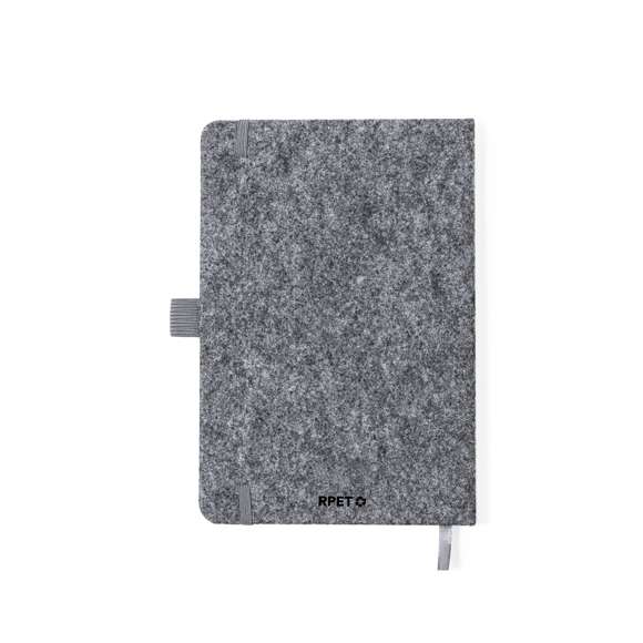 Bloc de notas con soporte de tapas rígidas fabricado en fieltro RPET 300D. Con original soporte para smartphone y tablet integrado en la portada, fabricado en bambú. Incluye elástico de cierre y soporte para bolígrafo a juego, con 80 hojas interiores de disposición a una raya. Con logotipo RPET en contraportada y presentada en bolsa individual reciclada.El fieltro RPET es fruto de la combinación del proceso de reciclaje de materiales plásticos junto con la técnica milenaria de fabricación del fieltro, dando como resultado un material de eco-tendencia que, además de ser de origen reciclado, también se convierte en reciclable.