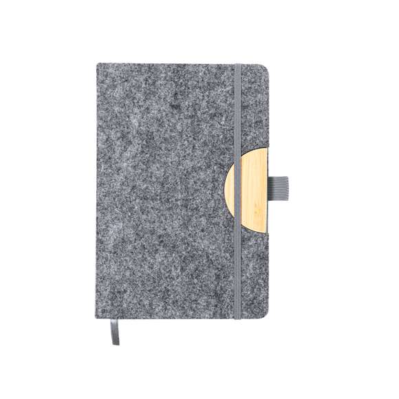 Bloc de notas con soporte de tapas rígidas fabricado en fieltro RPET 300D. Con original soporte para smartphone y tablet integrado en la portada, fabricado en bambú. Incluye elástico de cierre y soporte para bolígrafo a juego, con 80 hojas interiores de disposición a una raya. Con logotipo RPET en contraportada y presentada en bolsa individual reciclada.El fieltro RPET es fruto de la combinación del proceso de reciclaje de materiales plásticos junto con la técnica milenaria de fabricación del fieltro, dando como resultado un material de eco-tendencia que, además de ser de origen reciclado, también se convierte en reciclable.