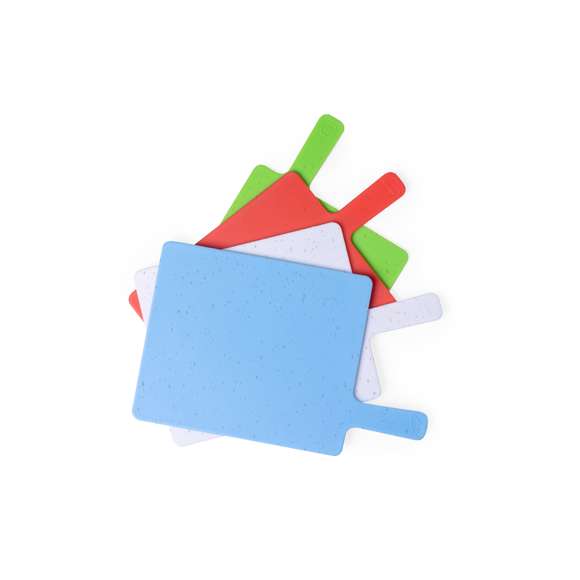 Set de tablas fabricadas en resistente PP. Incluye cuatro tablas con un soporte para un almacenamiento ordenado. Cada tabla es fácilmente identificable gracias a los dibujos grabados y los diferentes colores, para diferentes tipos de alimentos. Presentado en caja de diseño kraft.
