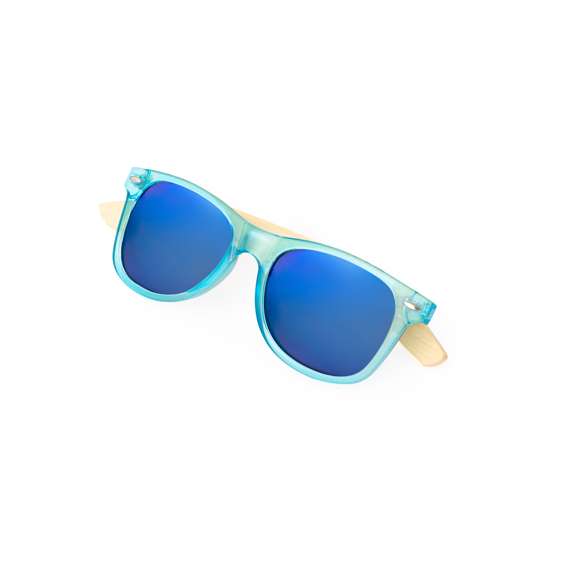 Gafas de sol fabricadas en bambú con protección UV400. Montura de colores a juego con los cristales en resistente material PC y patillas en bambú. Lentes AC (acetato de celulosa) acabado espejo de color, disponibles en variada gama de colores en combinación con la montura. Presentada en bolsa individual diseño eco.Materiales como el bambú fomentan la utilización de materias primas naturales, reduciendo las emisiones contaminantes. Proviene de una planta de gran resistencia y versatilidad, con crecimiento y regeneración rápidos, siendo una excelente alternativa al uso de madera tradicional.