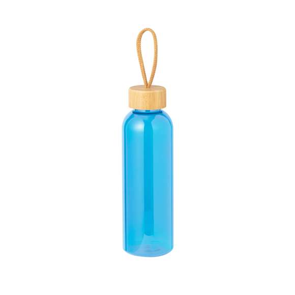 Bidón fabricado en RPET de 650 ml de capacidad, libre de BPA. Tapón a rosca en bambú, con cordón de transporte trenzado. Disponible en variada gama de colores. Presentado individualmente en bolsa de papel.