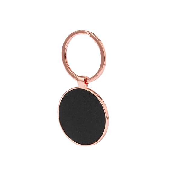 Llavero metálico de sofisticado diseño, con recubrimiento de cobre galvanizado y acabado brillo. Forrado en elegante polipiel en una de sus caras y disponible en diseño rectangular y circular. Presentado individualmente bolsa de papel reciclado.