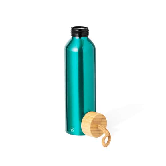 Bidón en Aluminio Reciclado de 600 ml de capacidad. De originales y variados colores pastel metalizados. Tapón a rosca en bambú con cordón de transporte trenzado. Presentado en una caja de diseño kraft.