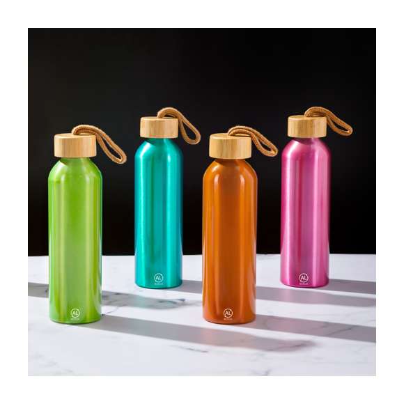Bidón en Aluminio Reciclado de 600 ml de capacidad. De originales y variados colores pastel metalizados. Tapón a rosca en bambú con cordón de transporte trenzado. Presentado en una caja de diseño kraft.
