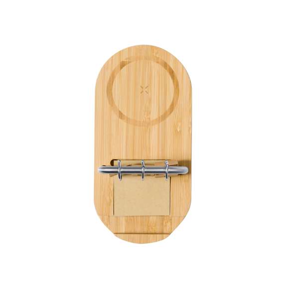 Cargador multifunción inalámbrico 15W fabricado en bambú. Incluye soporte para smartphone y calendario perpetuo, además de un bloc con 50 notas adhesivas acabado kraft de 4,5x4,5 cm. Salida USB y entrada y salida Tipo C, permitiendo cargar de manera simultánea hasta 3 dispositivos (1 mediante carga inalámbrica, 1 mediante cable Tipo C y 1 por cable USB). Compatible con dispositivos equipados con tecnología de carga inalámbrica. Amplia superficie de marcaje y presentado en caja individual de diseño kraft.Materiales como el bambú fomentan la utilización de materias primas naturales, reduciendo las emisiones contaminantes. Proviene de una planta de gran resistencia y versatilidad, con crecimiento y regeneración rápidos, siendo una excelente alternativa al uso de madera tradicional.Fabricado conforme a los estándares RoHS y en cumplimiento con los siguientes requisitos de seguridad:Sistema de protección contra sobrecalentamiento.Sistema de protección contra sobrecarga.Sistema de bloqueo para evitar cortocircuitos.