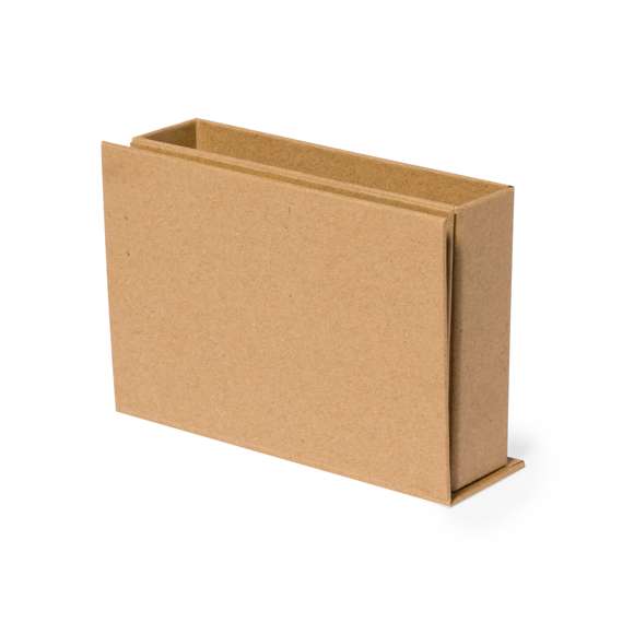 Práctico lapicero multifunción plegable fabricado en cartón reciclado. Incluye soporte para lápices con portafotos de 5x8cm y notas adhesivas: 25 notas de 7,5x7,5cm y 125 mininotas de 1,2x4,5cm en variados colores. Presentado individualmente en una bolsa reciclada.El cartón reciclado proviene del reaprovechamiento de excedente de fabricaciones y reciclaje de papel en el final de su vida útil, convirtiéndose en un lienzo ecológico y sostenible.