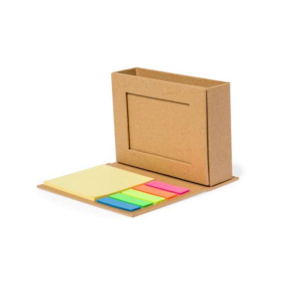 Práctico lapicero multifunción plegable fabricado en cartón reciclado. Incluye soporte para lápices con portafotos de 5x8cm y notas adhesivas: 25 notas de 7,5x7,5cm y 125 mininotas de 1,2x4,5cm en variados colores. Presentado individualmente en una bolsa reciclada.El cartón reciclado proviene del reaprovechamiento de excedente de fabricaciones y reciclaje de papel en el final de su vida útil, convirtiéndose en un lienzo ecológico y sostenible.