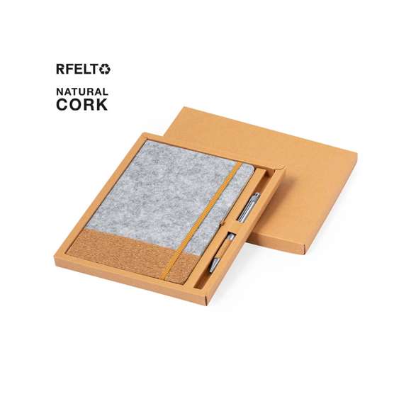 Set de bloc de notas y bolígrafo confeccionados en fieltro RPET y Aluminio Reciclado. Incluye un bloc de notas de tapas rígidas, elaboradas en fieltro RPET y corcho natural, con 80 páginas lisas, banda elástica, marcapáginas y un elástico para sujetar bolígrafos de color marrón. Además, cuenta con un bolígrafo de Aluminio Reciclado con empuñadura de corcho natural, mecanismo pulsador y tinta azul. Se presenta de manera elegante en una caja de presentación.El fieltro RPET es fruto de la combinación del proceso de reciclaje de materiales plásticos junto con la técnica milenaria de fabricación del fieltro, dando como resultado un material de eco-tendencia que, además de ser de origen reciclado, también se convierte en reciclable.