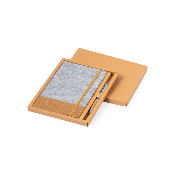 Set de bloc de notas y bolígrafo confeccionados en fieltro RPET y Aluminio Reciclado. Incluye un bloc de notas de tapas rígidas, elaboradas en fieltro RPET y corcho natural, con 80 páginas lisas, banda elástica, marcapáginas y un elástico para sujetar bolígrafos de color marrón. Además, cuenta con un bolígrafo de Aluminio Reciclado con empuñadura de corcho natural, mecanismo pulsador y tinta azul. Se presenta de manera elegante en una caja de presentación.El fieltro RPET es fruto de la combinación del proceso de reciclaje de materiales plásticos junto con la técnica milenaria de fabricación del fieltro, dando como resultado un material de eco-tendencia que, además de ser de origen reciclado, también se convierte en reciclable.
