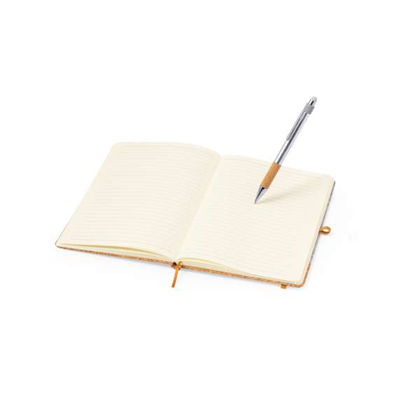Set de bloc de notas y bolígrafo confeccionados en fieltro RPET y Aluminio Reciclado. Incluye un bloc de notas de tapas rígidas, elaboradas en fieltro RPET y corcho natural, con 80 páginas lisas, banda elástica, marcapáginas y un elástico para sujetar bolígrafos de color marrón. Además, cuenta con un bolígrafo de Aluminio Reciclado con empuñadura de corcho natural, mecanismo pulsador y tinta azul. Se presenta de manera elegante en una caja de presentación.El fieltro RPET es fruto de la combinación del proceso de reciclaje de materiales plásticos junto con la técnica milenaria de fabricación del fieltro, dando como resultado un material de eco-tendencia que, además de ser de origen reciclado, también se convierte en reciclable.