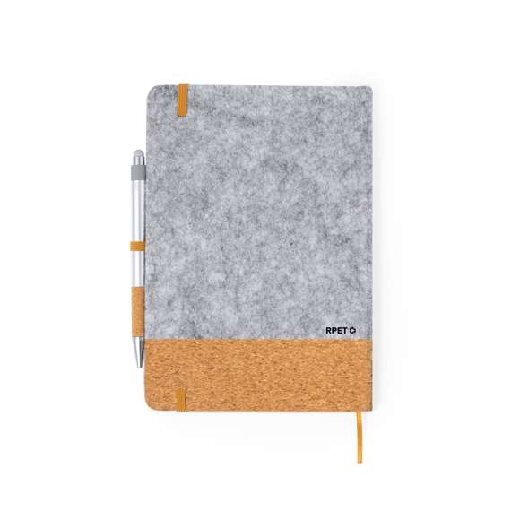 Set de bloc de notas y bolígrafo confeccionados en fieltro RPET y Aluminio Reciclado. Incluye un bloc de notas de tapas rígidas, elaboradas en fieltro RPET y corcho natural, con 80 páginas lisas, banda elástica, marcapáginas y un elástico para sujetar bolígrafos de color marrón. Además, cuenta con un bolígrafo de Aluminio Reciclado con empuñadura de corcho natural, mecanismo pulsador y tinta azul. Se presenta de manera elegante en una caja de presentación.El fieltro RPET es fruto de la combinación del proceso de reciclaje de materiales plásticos junto con la técnica milenaria de fabricación del fieltro, dando como resultado un material de eco-tendencia que, además de ser de origen reciclado, también se convierte en reciclable.