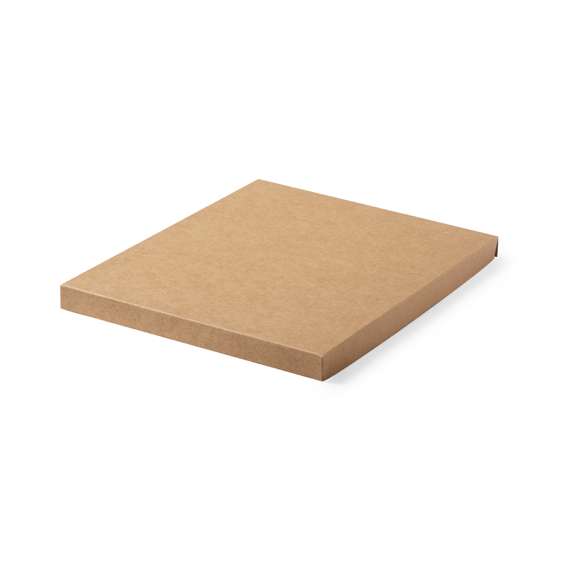 Set de bloc de notas y bolígrafo confeccionados en fieltro RPET y Aluminio Reciclado. Incluye un bloc de notas de tapas rígidas, elaboradas en fieltro RPET y corcho natural, con 80 páginas lisas, banda elástica, marcapáginas y un elástico para sujetar bolígrafos de color marrón. Además, cuenta con un bolígrafo de Aluminio Reciclado con empuñadura de corcho natural, mecanismo pulsador y tinta azul. Se presenta de manera elegante en una caja de presentación.El fieltro RPET es fruto de la combinación del proceso de reciclaje de materiales plásticos junto con la técnica milenaria de fabricación del fieltro, dando como resultado un material de eco-tendencia que, además de ser de origen reciclado, también se convierte en reciclable.