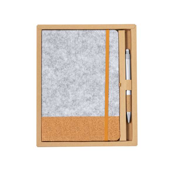 Set de bloc de notas y bolígrafo confeccionados en fieltro RPET y Aluminio Reciclado. Incluye un bloc de notas de tapas rígidas, elaboradas en fieltro RPET y corcho natural, con 80 páginas lisas, banda elástica, marcapáginas y un elástico para sujetar bolígrafos de color marrón. Además, cuenta con un bolígrafo de Aluminio Reciclado con empuñadura de corcho natural, mecanismo pulsador y tinta azul. Se presenta de manera elegante en una caja de presentación.El fieltro RPET es fruto de la combinación del proceso de reciclaje de materiales plásticos junto con la técnica milenaria de fabricación del fieltro, dando como resultado un material de eco-tendencia que, además de ser de origen reciclado, también se convierte en reciclable.