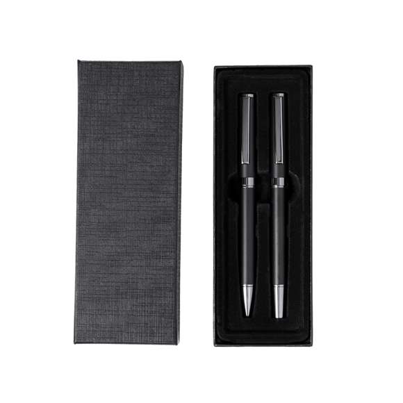 Elegante set de bolígrafo y roller. Bolígrafo de mecanismo giratorio y roller con capucha, ambos provistos de un clip metálico. Con tinta azul, su cuerpo presenta un elegante acabado negro mate y sutiles detalles cromados. Presentados en un estuche kraft negro, con interior troquelado en tacto de terciopelo.