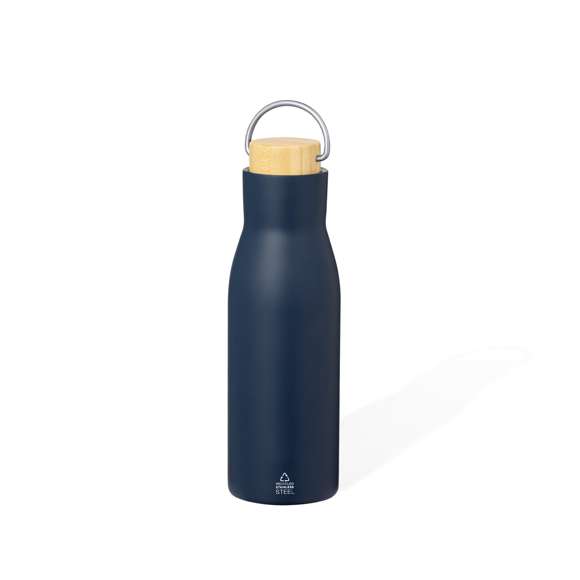 Bidón térmico de 500 ml de capacidad, fabricado en Acero Inox Reciclado de doble pared. Incluye original tapón a rosca en acero inox con detalle de bambú y asa integrada. Disponible en variada gama de colores mate y presentado en caja individual de diseño kraft.