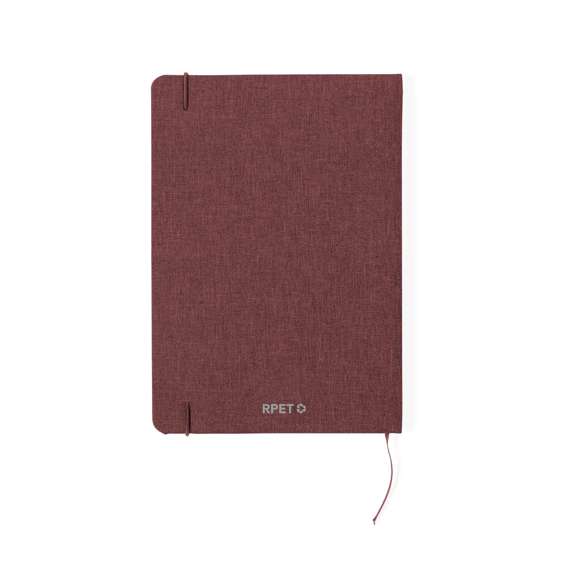 Bloc de notas con tapas rígidas fabricadas en RPET. Interior con 80 hojas lisas. Incluye marcapáginas, con logotipo RPET en la contraportada. Disponible en elegantes colores y presentado individualmente en bolsa reciclada. El material RPET se elabora a partir de plástico reciclado, para así fomentar la reutilización de residuos plásticos y ayudar a la sostenibilidad del planeta.