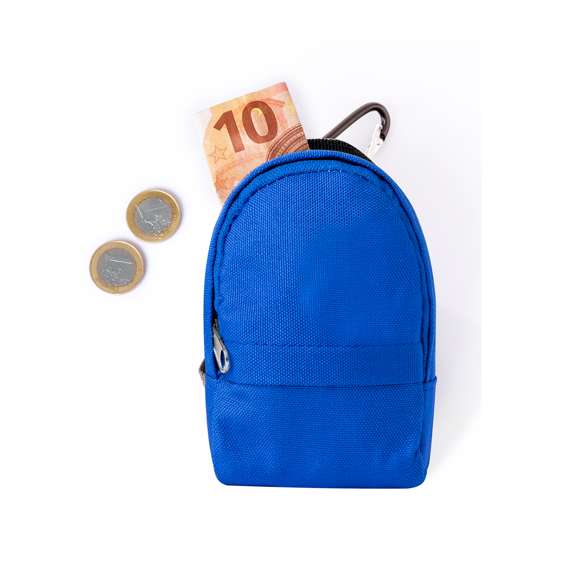 Original monedero en forma de mochila, con bolsillo de cierre de cremallera, cintas y con práctico mosquetón para poder enganchar fácilmente. Fabricado en resistente poliéster 600D y disponible en varios colores.