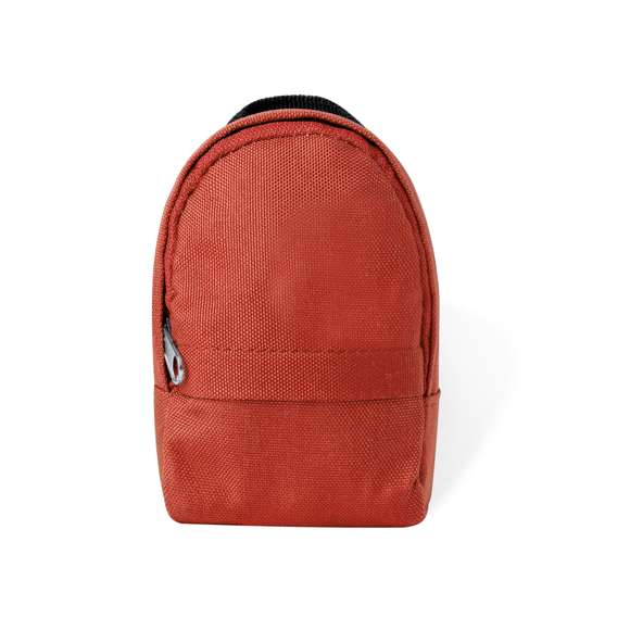Original monedero en forma de mochila, con bolsillo de cierre de cremallera, cintas y con práctico mosquetón para poder enganchar fácilmente. Fabricado en resistente poliéster 600D y disponible en varios colores.