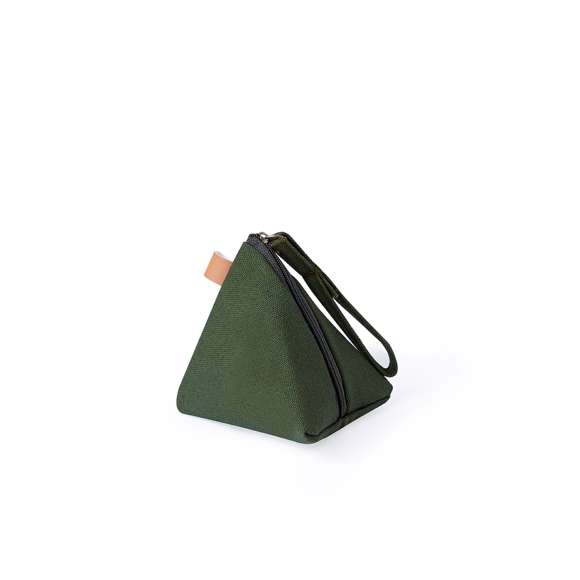 Original monedero en forma de pirámide, fabricado en resistente canvas. Bolsillo con cierre de cremallera y cinta de transporte larga. Disponible en varios colores.
