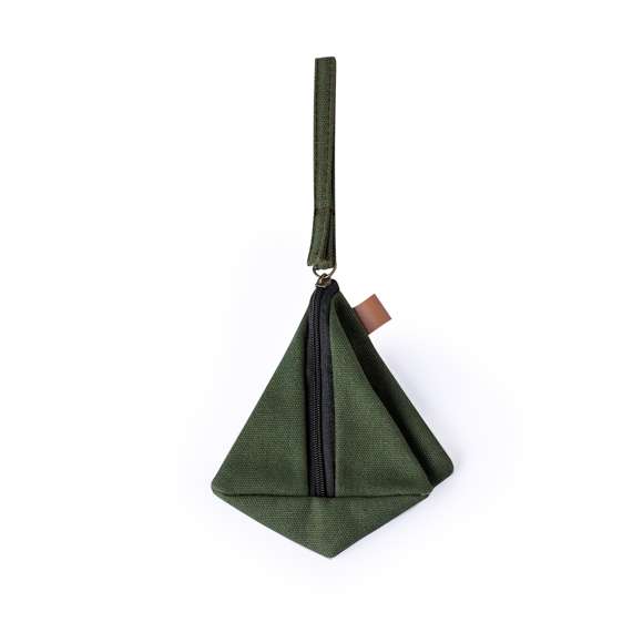 Original monedero en forma de pirámide, fabricado en resistente canvas. Bolsillo con cierre de cremallera y cinta de transporte larga. Disponible en varios colores.