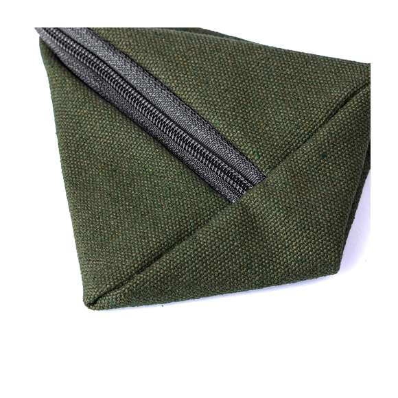 Original monedero en forma de pirámide, fabricado en resistente canvas. Bolsillo con cierre de cremallera y cinta de transporte larga. Disponible en varios colores.