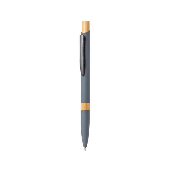 Elegante bolígrafo de aluminio con mecanismo pulsador. Cuerpo en resistente aluminio de acabado goma mate y con detalles en bambú, con caña en una amplia gama de distintivos colores. Clip metálico, de carga jumbo y en tinta azul. Presentado en bolsa individual reciclada.Materiales como el bambú fomentan la utilización de materias primas naturales, reduciendo las emisiones contaminantes. Proviene de una planta de gran resistencia y versatilidad, con crecimiento y regeneración rápidos, siendo una excelente alternativa al uso de madera tradicional.