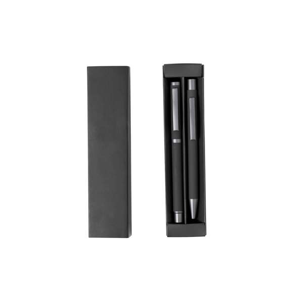 Elegante set de bolígrafo y roller. Bolígrafo de mecanismo pulsador y roller con capucha, ambos con clip metálico, carga jumbo y de tinta azul. Cuerpo en variados colores sólidos acabado goma y detalles metálicos en gris oscuro. Presentados en una caja de variados colores a juego con compartimentos interioriores separados.