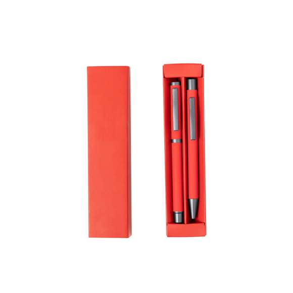 Elegante set de bolígrafo y roller. Bolígrafo de mecanismo pulsador y roller con capucha, ambos con clip metálico, carga jumbo y de tinta azul. Cuerpo en variados colores sólidos acabado goma y detalles metálicos en gris oscuro. Presentados en una caja de variados colores a juego con compartimentos interioriores separados.