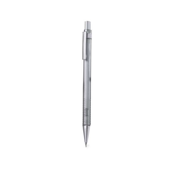 Elegante portaminas hecho en resistente ABS. Cuerpo en color gris translúcido y empuñadura a juego de tacto rugoso para un mejor agarre, con elementos cromados como botón, clip y punta. Con goma y minas incluidas de 0,7 mm.