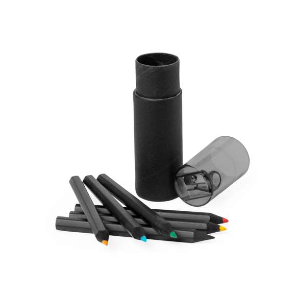 Set de 6 lápices de madera acabada en color negro, con cuerpo hexagonal y minas en varios colores. Presentados en estuche cilíndrico de cartón reciclado negro, con capucha transparente a juego y sacapuntas integrado.